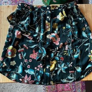 Banana Republic. Floral navy skirt. Size small.
